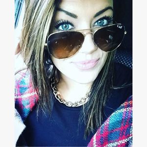 Meet your Posher, Angela